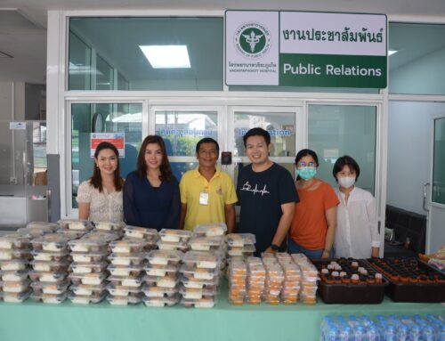 คุณศิวะซัน ศักดิ์แก้ว, คุณกนกกร วิโนทัย, คุณนภัทร รักษาราษฎร์ คณะร้อยหิน และบ้านติ่มซำ บริจาคอาหาร ขนม เครื่องดื่ม ให้แก่ผู้มารับบริการ และเจ้าหน้าที่