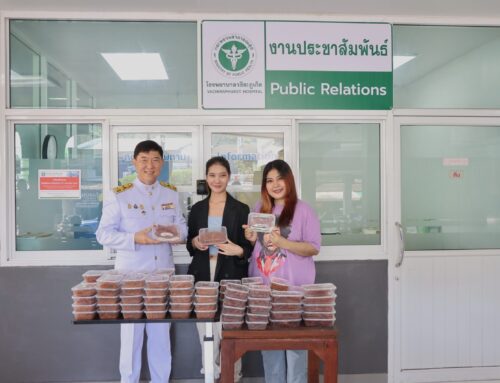 คุณศิริทรา สีหาพล และ คุณปูเป้ มาลีลักษณ์ สนับสนุนหมูฝอย จำนวน 100 กล่อง ให้กับบุคลากรและผู้มารับบริการ