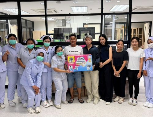 คุณพัณณิตา จุฑามนตรี คุณจินตศรี วงษ์แหวน และครอบครัว บริจาคแพมเพิสสำหรับผู้ใหญ่ ให้กับหอผู้ป่วยอายุรกรรม 3 และ หอผู้ป่วยอายุรกรรม 4