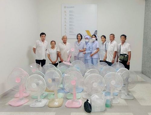 ครอบครัวสุขเสรี ในนามนายฮกจ๋าย สุขเสรี บริจาคพัดลมตั้งพื้น ให้กับอาคารอายุรกรรม 298