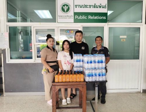 น.ส.จินดารัตน์ อภิวัฒนวรีย์ และ ดร.ชัยชาติ จินดามาตย์ สนับสนุนน้ำส้มสด และน้ำดื่ม ให้แก่ผู้มารับบริการและบุคลากร