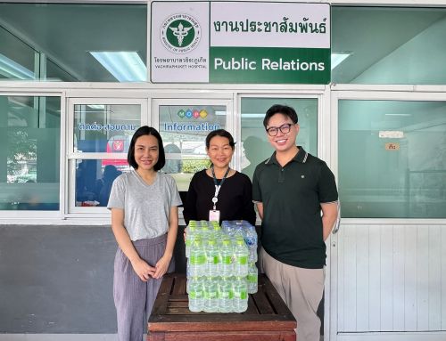 คุณสกุลกาญจน์ จิรพรบุณยานนท์ และคุณภรัณเมศร์ สุวรังสีโรจน์ บริจาคน้ำดื่ม จำนวน 6 แพ็ค ให้กับโรงพยาบาลวชิระภูเก็ต