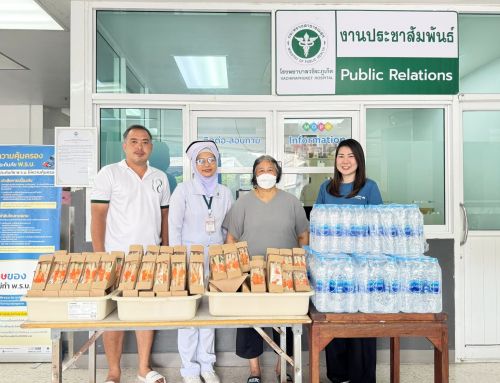 คุณจ๋วนบุ๋น แสงศรี และครอบครัว บริจาคแซนวิช และน้ำดื่ม ให้แก่ผู้มารับบริการ และเจ้าหน้าที่โรงพยาบาลวชิระภูเก็ต