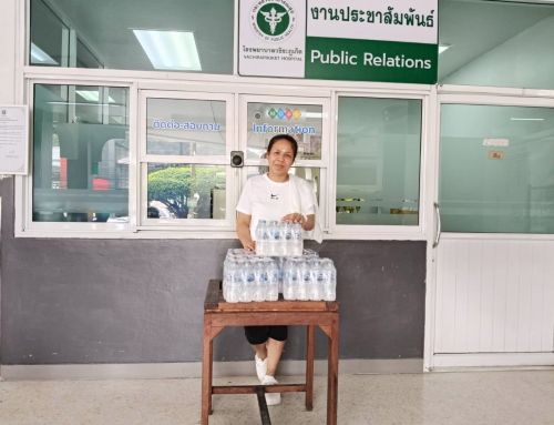 คุณ JUNDEE AOILAUEN และครอบครัว บริจาคน้ำดื่ม 8 แพ็ค ให้กับโรงพยาบาลวชิระภูเก็ต